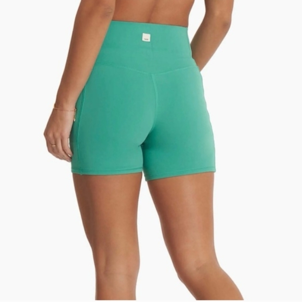 Vuori Women's Green Workout Bike Athletic Shorts Sz M Pockets